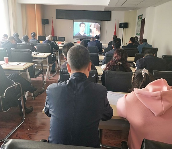 洮河保护局组织机关党员干部观看电影《马兰花开》